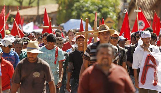 Funeral do casal de extrativistas JosĂ© Cláudio Ribeiro da Silva e Maria do EspĂrito Santo da Silva no CemitĂ©rio da Saudade, em Marabá (PA)